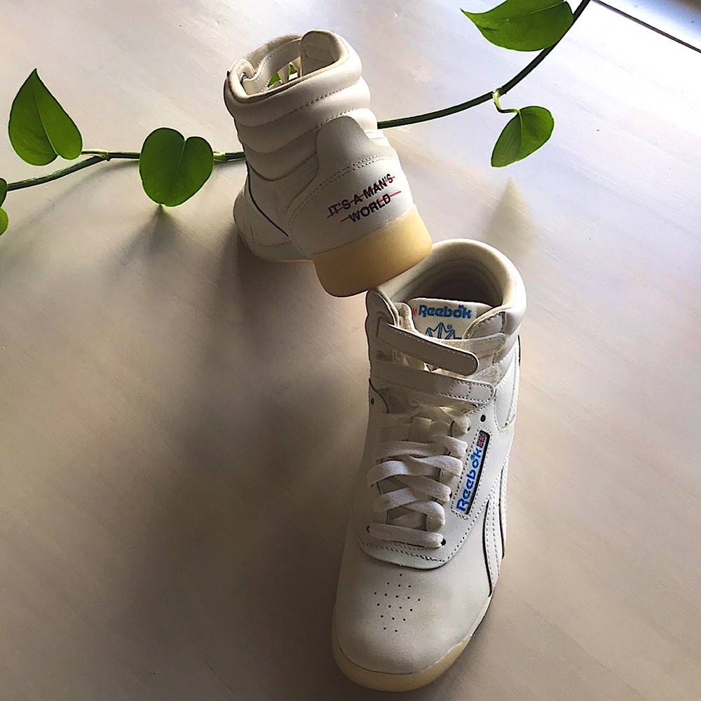 It’s a Women’s World Reebok Sneakers 💫✨
